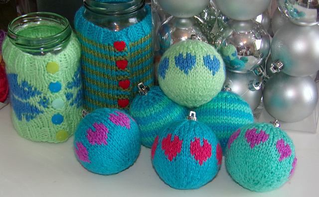 Easy knit bauble cover