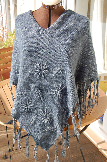 # 01 Mit Blumen bestickter Poncho