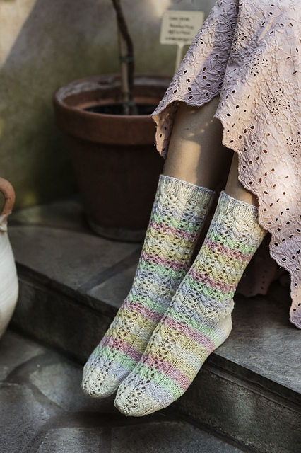 Yrttitarha-pitsisukat / Örtagård-sockorna