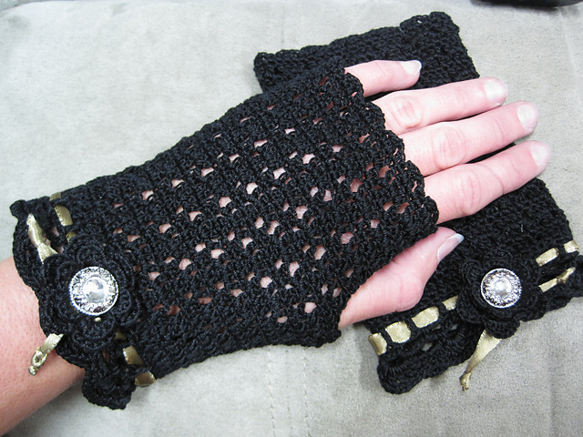 Black Lace Mitts