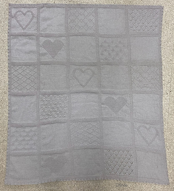 Babydecke mit Herzen und Rauten