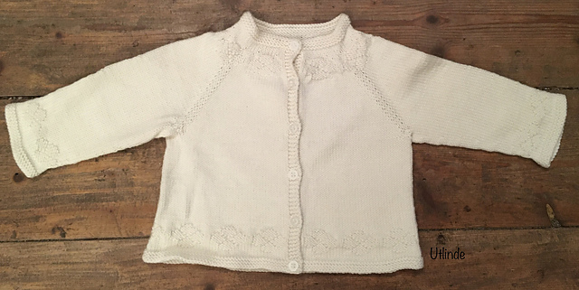 Babyjacke mit Blüten