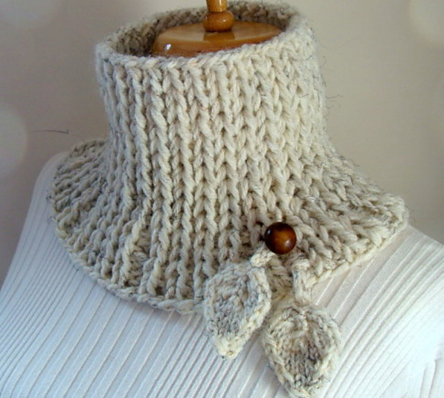 Chunky Rib Dangling Leaves Cowl