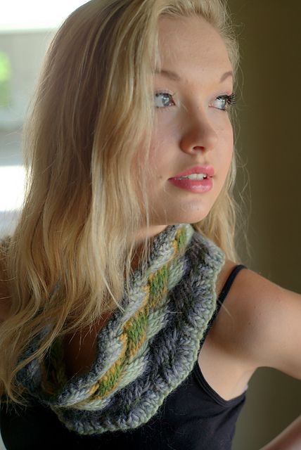 F565 Gina Chunky Lattice Cable Cowl