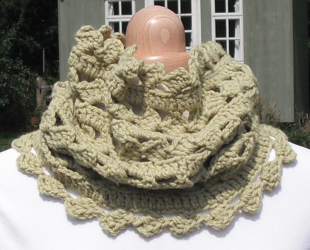 Diamonds Crochet Cowl