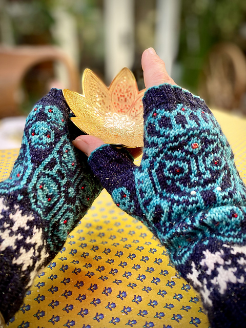 Evil Star Mitts