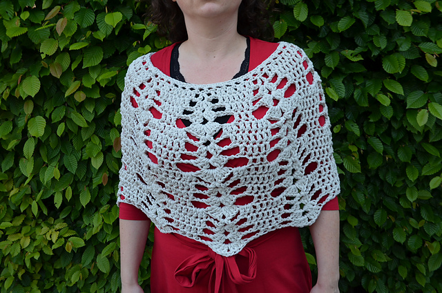 Poncho with lace pattern