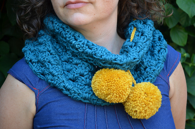 Pompom cowl for children and women