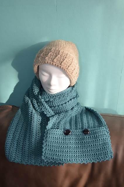 Superlong scarf with a little pocket