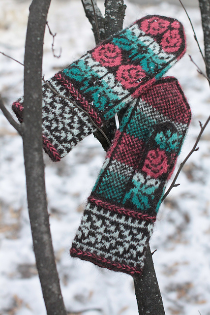 Russian Roses Mittens