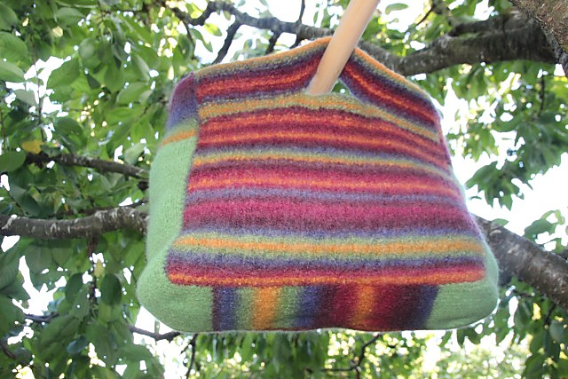 große Filztasche mit Streifen