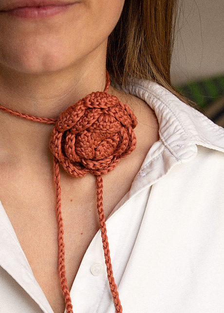collana fiore a uncinetto con schema gratis