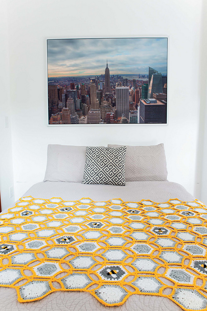 Hexie Bee Throw