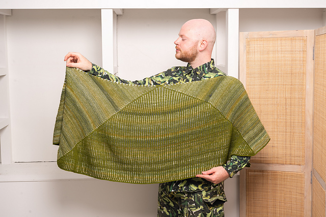 Briogarter Split Shawl