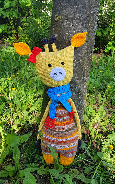 Scrap yarn giraffe