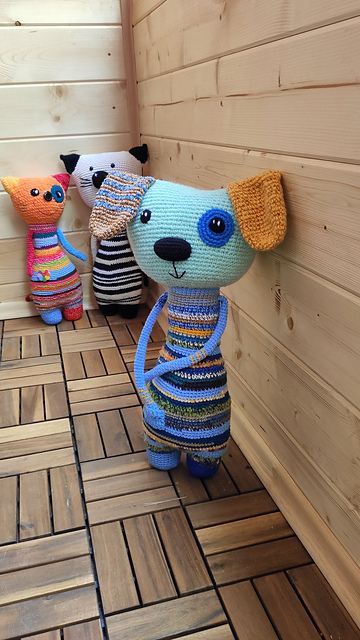Scrap yarn dog