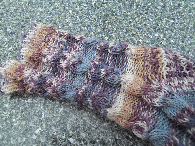 # 59 Socken mit Zopfmuster