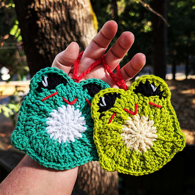 Frog Scrubby