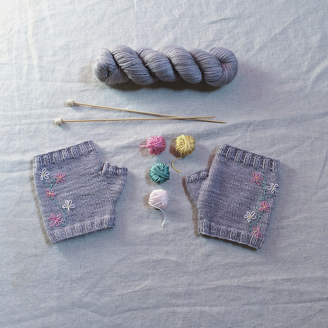 Lazy Daisy Mitts