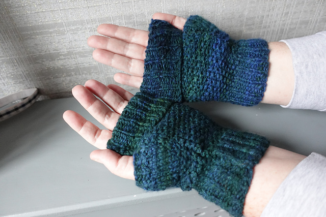 Easy, Flat knit, Gusseted Thumb, Fingerless gloves