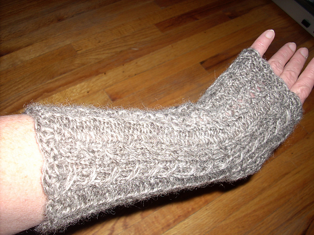 Gauntlet with lace and slipped cable rib