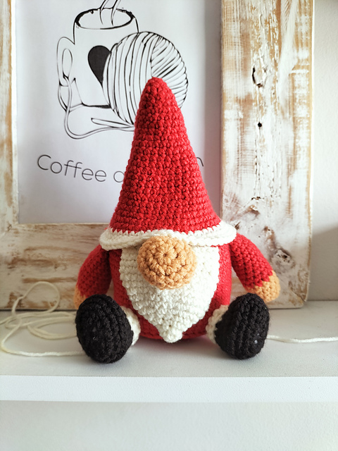 Santa Gnome amigurumi