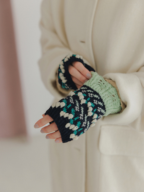 Ravelry: すずらんと野花のハンドウォーマー pattern by YOKOTA CO