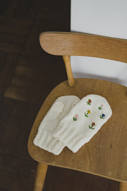 Ravelry: 野原のミトン pattern by Yuka Kobayashi (小林ゆか)