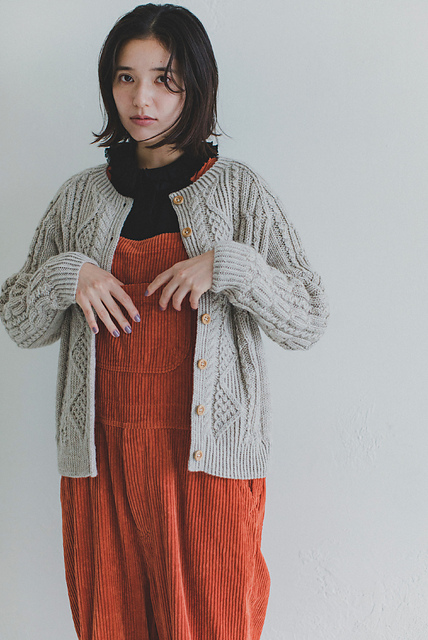 Ravelry: フォークランドのジグザグケーブルカーディガン