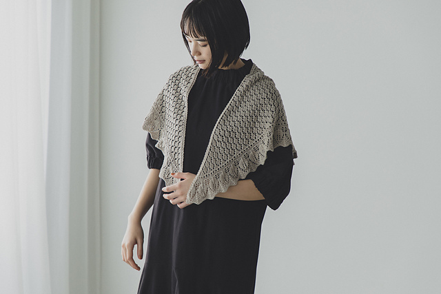 Ravelry: リーフスカラップの三角ショール pattern by Sanae Nasu