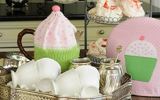 Cupcake tea cosy