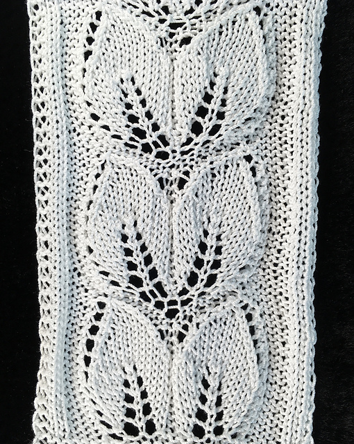 1902 Double Apple Leaf Strip