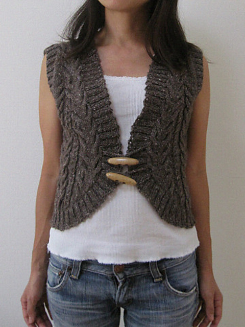 20. Cabled Vest (ケーブル模様のベスト)