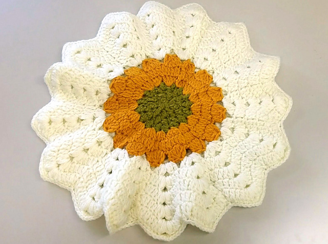 Ａ. Dahlia Cushion (ダリアのざぶとん)
