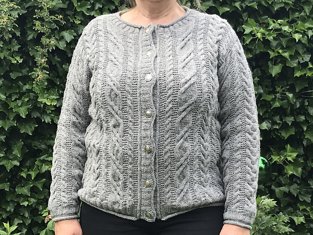 # 15 Graumelierte Jacke mit Zopfmuster